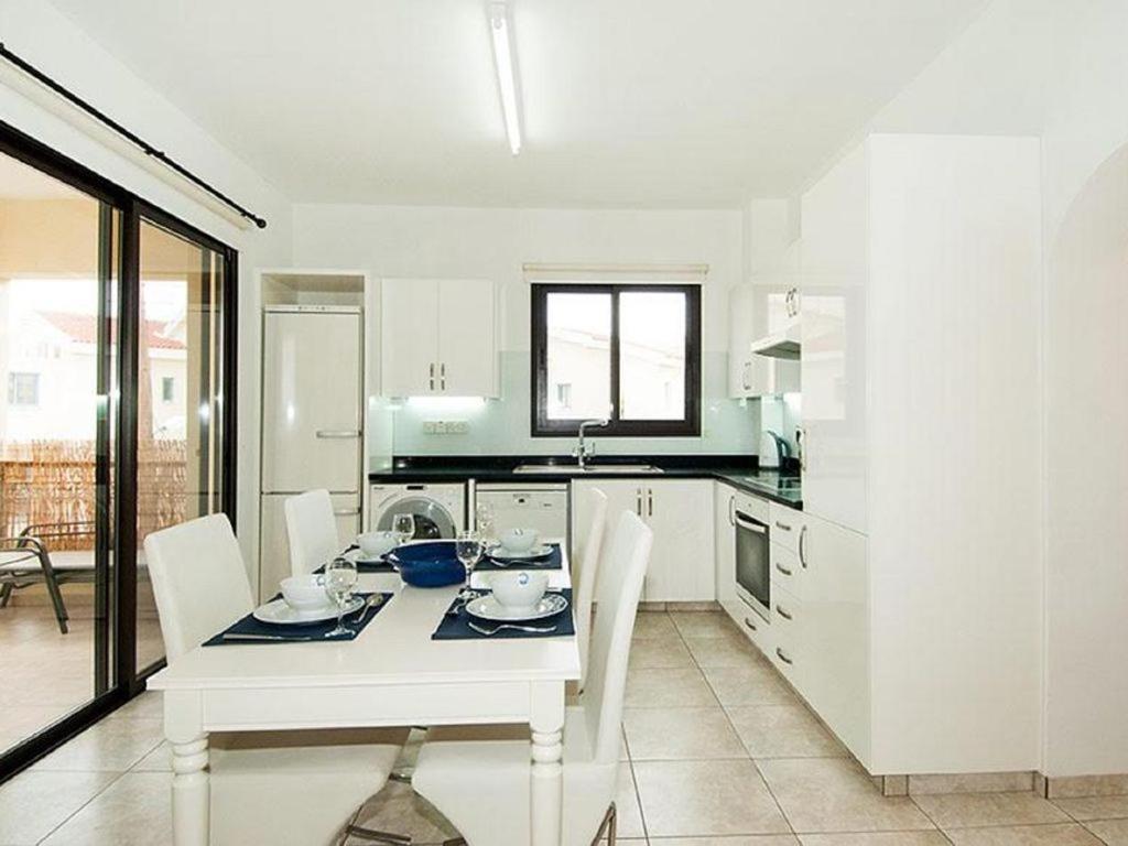 Beautiful 2-Bedroom Apartment - Great Location Pafos Dış mekan fotoğraf