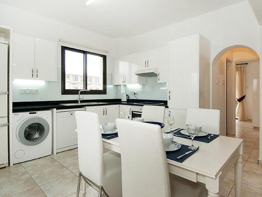 Beautiful 2-Bedroom Apartment - Great Location Pafos Dış mekan fotoğraf
